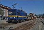 Die MOB Gem 2/2 2503 mit einem Schotterwagen Zug bestehend aus Fdk Wagen im sonst den Blonay-Chamby Museumsbahn Zügen vorbehalten Bereich von Bahnhof in Blonay.