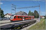 Der NStCM ABe 4/8 407-408 wartet als Regionalzug 127 in La Cure auf die Abfahrt nach Nyon.