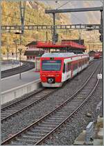 Der RegionAlpes TMR RABe 525 040 NINA wartet in Sembrancher auf den Anschlusszug von Martigny.