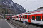 Während die beiden NINA RABe 525 039 und 040 als R 82 26121 nach Martigny unterwegs sind erreicht der TMR Region Alpes RABe 525 041 (und ein weiterer) als R 81 26120 Sembrancher. Nach kurzem Aufenthalt wird der Zug nach Le Châble weiterfahre. Wie hilfreich die Bezeichnung der Züge mit R 81, R 82 oder gar R auf der Strecke Martigny - Orsières/Le Châble ist, sei dahin gestellt, ich kann mir aber gut vorstellen, dass sich die Kunden sich an den ansonsten recht aussagekräftigen TMR Zugsabfahrtsanzeiger orientieren.

24. Jan. 2026