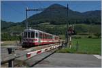 Die Barrieren sind geschlossen,  Freie Fahrt  fr den AOMC Regionalzug in Villy Richtung Monthey Ville.