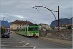 In den Strassen von Aigle fahren die Züge der A-L und, wie hier zu sehen, der ASD vom SBB Bahnhof durch die Stadt bis sie am Fusse der Berge ihr eigenes Trasse bekommen.