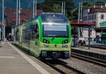 Der (TPC) AOMC/ACD Beh 2/6 542, ein Stadler SURF, steht am 28 Mai 2023 im Bahnhof Aigle zur Abfahrt nach Champéry bereit.