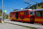 Die tpc BVB HGe 4/4 32 „Villars“ hat am 10 September 2023, mit einem Personenzug/Pendelzug (Personenwagen tpc BVB B 51 und Steuerwagen tpc BVB Bt 54), den Haltepunkt Bouquetins auf 1.758 m