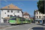 Der BDeh 4/4 311 mit seinem Bt 363 ist auf der Fahrt zum Bahnhof von Aigle und erreicht hier die Altstadt von Aigle, wo das Trasse der Bahn mitten auf der Strasse durch die engen Gassen führt.

27. Juli 2024