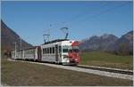 Der TPF Be 4/4 121 mit dem B 207 (ex MOB), B209 (ex MOB) und dem ABt 221 ist unmittelbar bei der Haltestelle von Lessoc als RER 51 14769 vor dem Hintergrund der Freiburger Alpen auf dem Weg nach