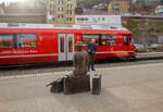 Herbert und die „wartende Reisende von Thusis“ vom Bildhauer Robert Indermaur am 21.03.2023 im Bahnhof Thusis, wo die Albulabahn beginnt.

Im Hintergrund der RhB ABe 8/12 «Allegra» Zweispannungs-Triebzug (ZTZ) 3104 „Dario Cologna“.