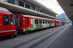 Der 4-achsige RhB Einheitswagen I (EW I) - B 2317  Bärenland Arosa , ein 2. Klasse Personenwagen am 07 September 2021in Chur am Bahnhofsvorplatz. Dahinter der Steuerwagen RhB Bt 52802, sowie zwei vierachsige Drehgestell-Schotterwagen (Schwerkraftentladewagen) RhB Fac 8712 und RhB Fac 8704.

Im August 2018 wurde bei Arosa das Bärenland eröffnet. Für diesen Anlass hat die RhB die Einheitswagen EW I B 2315 -2319 zu Bärenlandwagen innen und außen umgestaltet. Mit der Bahn anreisende Besucher können sich bereits während der Bahnfahrt zum Beispiel mit Büchern einstimmen.

Mit mehr als 100 Fahrzeugen bilden die als Einheitswagen I bezeichneten Personenwagen bis heute die größte Serie im Rollmaterialbestand der RhB. Das Fahrzeugkonzept wurde Anfang der sechziger Jahre in enger Zusammenarbeit zwischen Industrie und RhB entwickelt. Als Neuheit galten damals die Einstiegsbereiche mit WC und Stauraum für sperriges Gepäck an den Wagenübergängen. Folglich weicht das Konzept deutlich von den Mitteleinstiegswagen aus den vierziger Jahren ab.

Die ersten von FFA und SIG gebauten Einheitswagen I wurden Ende 1963 in Betrieb genommen. In einem Zeitraum von etwa zehn Jahren wuchs der Bestand an EW I kontinuierlich. Neben den 18,42 m langen Wagen, die hauptsächlich auf dem Stammnetz eingesetzt werden, kamen auch Sonderbauformen mit Aluminiumwagenkasten hinzu. Zu diesen zählen die auf 14,19 m verkürzten Fahrzeuge für den Einsatz auf der Berninabahn.

TECHNISCHE DATEN (B 2315-2319):
Hersteller Wagenkasten: FFA
Hersteller Drehgestelle: SWP
Inbetriebsetzung: 1969
Betriebsnummern: B 2315-2319
Anzahl Fahrzeuge: 5
Spurweite: 1.000 mm
Länge über Kupplung: 18.420 mm
Breite: 2.650 mm
Achsabstand im Drehgestell: 1.800 mm
Drehzapfenabstand: 12.830 mm
Gewicht: 13.000 kg
Sitzplätze: 62
zul. Höchstgeschwindigkeit: 90 km/h
Lauffähig: Chur-Arosa, StN (Stammnetz) / MGB (Matterhorn Gotthard Bahn)
Auf der BB (Berniabahn) wäre es möglich, aber nur bis Alp Grüm. Denn dahinter werden die Gleisradien zu eng. Für die BB wurden verkürzte Einheitswagen beschafft.