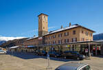 Der RhB Bahnhof St. Moritz blick von der Vorplatzseite mit dem Empfangsgebude und links dem Gterschuppen am 20 Februar 2017. 

Der Bahnhof St. Moritz ist der Bahnhof des Kurortes St. Moritz im Oberengadin im Kanton Graubnden. St. Moritz ist nach dem heiligen Mauritius benannt, der auch im Wappen abgebildet ist. Er ist aber auch hier an den Uhrenturm abgebildet. Der Bahnhof wird von der Rhtischen Bahn (RhB) betrieben und liegt auf 1.775 m ber Meer am nordwestlichen Hang des Tales unmittelbar oberhalb des St. Moritzersees beim Ausfluss des Inn. Er ist Endbahnhof der Albulabahn und der Berninabahn. Da diese mit unterschiedlichen Stromsystemen betrieben werden, ist er zugleich ein Systemwechselbahnhof.

Hinten links sieht man auch die Standseilbahn Muottas-Muragl-Bahn (MMB). Die Standseilbahn fhrt von Punt Muragl (1.739 m . M.) zwischen Samedan und Pontresina, auf den Muottas Muragl (2.448 m . M.). Die Bahn hat eine Streckenlnge von 2.199 m und berwindet eine Hhendifferenz  von 709 m. Sie ist die lteste Bergbahn im Engadin und feierte 2007 ihr 100-jhriges Bestehen.

Der Bahnhof St. Moritz:
Der Bahnhof wurde als Durchgangsbahnhof gebaut, da anfnglich eine Verlngerung der Strecke Richtung Maloja geplant war. So fhrte ein Gleis von der Westseite des Bahnhofs zunchst ber eine Brcke und anschlieend fast in den Hang hinein. An dieser Stelle war das Portal eines Tunnels geplant, der das Ortszentrum von St. Moritz unterfahren sollte.

Im Hinblick auf die Skiweltmeisterschaften 2017 in St. Moritz wurde der Bahnhof zwischen 2014 und 2017 zu einem Kopfbahnhof mit schienenfreien Zugngen und einem Querperron ausgebaut. Die drei neuen, berdachten Perrons (Bahnsteige) an fnf Personengleisen sind behindertengerecht gestaltet. Wobei die alte Gestaltung mir persnlich besser gefiel. Das Bahnhofgebude blieb unverndert, whrend der Bahnhofplatz mit einem Busterminal neu konzipiert wurde. Der Gterschuppen wird fr bahneigene Nutzung verwendet. Fr die diversen neuen Abstellgleise musste die RhB eine 250m lange Sttzmauer entlang der Kantonsstrae erstellen lassen.

Baulich:
Das stattliche Aufnahmegebude liegt auf der Bergseite der Gleisanlagen und besitzt einen Hausbahnsteig. Dazu existieren ein Mittelbahnsteig fr die Zge des RhB-Stammnetzes und ein weiterer fr die Zge der Berninabahn. stlich des Empfangsgebudes steht der Gterschuppen mit Rampe (hier links im Bild), eine weitere offene Verladerampe liegt im stlichen Bahnhofsteil zwischen den beiden Streckenausfahrten. Daneben sind umfangreiche Abstellanlagen vorhanden.

Die Berninabahn fhrt unmittelbar nach dem Bahnhof ber die Innbrcke und kurz darauf in den 689 m langen Charnadra-Tunnel II. Unter der Bahnbrcke fhrt eine Straenbrcke in einem anderen, sich kreuzenden Winkel ber den Inn. Die Albulabahn fhrt gleich nach dem Bahnhof in den 114 m langen Argenteri-Tunnel und kurz darauf durch den 448 m langen Charnadra-Tunnel I.

Das Empfangsgebude wurde 1927 gebaut und ersetzte das erste Empfangsgebude.

Betrieblich:
Der Bahnhof ist betrieblich zweigeteilt, da die beiden Strecken mit unterschiedlichen Stromsystemen betrieben werden. So ist die zum RhB-Stammnetz (StN) gehrende Albulabahn mit 11 kV 16⅔ Hz Wechselstrom, die Berninabahn (BB) dagegen mit 1 kV Gleichstrom elektrifiziert. Fr Rangiermanver waren aus diesem Grund 2017 noch dieselbetriebene Rangierfahrzeuge (z.B. RhB Tm 2/2) stationiert.

Der Fahrplan besteht aus einem stndlichen InterRegio ber die Albulabahn nach Chur und einem stndlichen Regio nach Pontresina, der meistens nach Tirano weiterfhrt. Der InterRegio hat in Samedan Anschluss an die Zge ins Unterengadin. Zustzlich verkehren RegioExpress nach Zernez (– Vereinatunnel –) Klosters – Landquart. Der Bahnhof ist der offizielle Start- und Endpunkt des Glacier-Expresses. Aber auch die Triebwagen, die den Bernina-Express fhren, starten und enden hier, whrend die Panoramawagen von und nach Chur beziehungsweise Davos von einem Zweistrom-Triebzug des Typs ABe 8/12 Allegra gezogen werden und direkt nach Pontresina fahren.