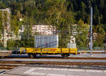 Zweiachsiger Schmalspur Materialwagen / Niederbordwagen als Bahndienstwagen (Transportwagen FL Landquart) RhB Xk 9337, ex Gb 5100 abgestellt am 07.09.2021 beim Bahnhof Castrisch (aufgenommen aus einem