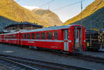 Am 04.11.2019 im RhB Bahnhof Tirano abgestellte (fr die Berninabahn) verkrzte RhB Einheitswagen I, elektrisch angeschlossen sind sie ber eine Stromentnahme von der Oberleitung.