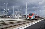 Dunkle Wolken bilden ein eindrücklichen Hintergrund der sonnenbeschienen Szene in Annemasse mit dem SNCF Z 31533 (Coradia Polyvalent régional tricourant) nach Bellegarde und im Hintergrund