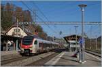 Der SBB Flirt3 RABe 523 107 ist in Puidoux auf dem Weg nach Palzieux.