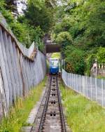   Standseilbahn Rigiblick im Quartier Oberstrass der Stadt Zrich am 06.06.2015, der Wagen 2 kommt zur Talstation herab.