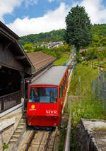 
Der Wagen 1 der Standseilbahn Vevey–Chardonne–Mont-Pèlerin (VCP) auf Talfahrt am 20.05.2018 beim Zwischenhalt an der Station Chardonne-Jongny.

Die Standseilbahn wurde 1900 eröffnet. Sie hat eine Streckenlänge von 1580 Metern und überwindet einen Höhenunterschied von 415 Metern. Neben der Tal- und Bergstation hat sie noch drei Zwischenhaltestellen.

Die Standseilbahn wurde am 25. September 2009 nach längerer Modernisierung, wobei auch die beiden Standseilbahnwagen einen neuen Aufbau erhielten, wieder in Betrieb genommen.

Die Standseilbahnlinie ab Vevey bietet Ihnen eine unvergleichliche Aussicht auf die Schätze des Lavaux. Nur wenige Minuten vom Bahnhof entfernt verlässt die Standseilbahn Vevey am Genfersee und beginnt ihren steilen Aufstieg, vorbei an den Weinbergen des Lavaux, einem UNESCO-Weltkulturerbe, bringt Sie die Standseilbahn Vevey – Chardonne – Mont-Pèlerin in 11  Minuten auf über 810 Meter Höhe. Ihr Ziel ist das Winzerdorf Chardonne-Baumaroche mit seinen Weinkellern und einer der schönsten Aussichten auf den Genfersee. Die Bergstation befindet sich aber nicht auf dem Gipfel des Mont-Pèlerin, um auf die Spitze des Mont-Pèlerin zu gelangen, erfordert es von der Bergstation einen 45-minütigen Fußmarsch.

Interessant ist die hohe Anzahl von 4 Zwischenstationen.
