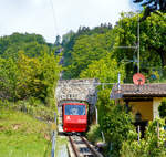   Der Wagen 2 der Standseilbahn Vevey–Chardonne–Mont-Pèlerin (VCP) auf Bergfahrt am 20.05.2018 nach der Zwischenstation Chardonne-Jongny.