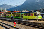 Der tpc AOMC / ASD) Beh 4/8 591, ein elektrischer Doppeltriebwagen für den gemischten Zahnrad- und Adhäsionsbetrieb steht im Bahnhof Aigle als ASD Regionalzug R 24 zur Abfahrt nach Les