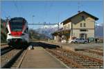 Maganino Vira, eine Station, wie man sie vor zwanzig, dreissig Jahren Land auf Land ab antraff: keine schienenfreie Zugnge zum Zug, ein Fahrdienstleiter vor Ort, Gterschuppen und Gterrampe, und