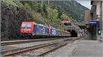 Zwei Re 484 mit der Re 484 014 an der Spitze sind in Wassen mit einem Bauzug Richtung Erstfeld unterwegs. 

19. Oktober 2023