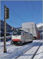 Die Railpool 186 497 hat in Airolo ihren aus Sggrrs S 204 Wagen bestehenden Ganz-Gterzug unter die Beladungseinrichtung rangiert und fhrt nun auf ein Wartegleis, bis der Zug beladen ist. Das Verschieben des Zuges besorgt eine Am 841. 

21. Jan. 2025