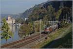 Die SBB Re 420 254-5 mit einem Güterzug Richtung Wallis, im Hintergrund das Château de Chillon und etwa versteckt eine Dampfschiff.