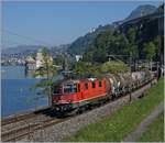 Die SBB Re 4/4 II 11292 (Re 420 292-5)  mit einem Güterzug kurz vor Villeneuve; im Hintergrund das Château de Chillon.