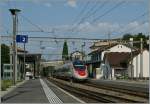 Ein SBB RABe 503 fährt als EC 37 Genève - Venezia SL durch den Bahnhof von Rivaz.