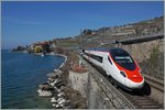 Internationaler Verkehr am Genfersee bei St-Saphorin: Ein SBB RABe 503 ist als EC 32 von Milano nach Geneve unterwegs.