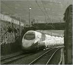 Der FS Trenitalia ETR 610 011 auf dem Weg als EC 37 nach Milano bei der Ausfahrt im Bahnhof von Rivaz.