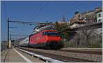 Eine SBB Re 460 ist mit ihrem IR 90 bei St-Saphorin auf dem Weg nach Brig.