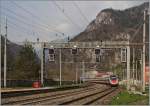 Unter der dominanten Signalbrcke erreicht der EC 37, von Genve nach Venezia unterwegs, den Bahnhof Varzo.