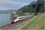 Ein SBB RABe 503  Pinocchio  ist beim Château de Chillon als EC von Milano nach Genève unterwegs.