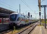 Zwei gekuppelte vierteilige Stadler KISS - IC2 der Baureihe 4110 (ex Westbahn) der DB Fernverkehr AG verlassen am 15.05.2022, als IC 2177 nach Dresden, den Hauptbahnhof Rostock.