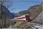 Blick auf die gleiche Brücke mit dem Gegenzug, dem TMR RABe 525 039 (UIC RABe 94 85 7252 039-4) auf der Fahrt nach Le Chable.