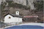 Im Vordergrund die aus dem Jahre 1445 stammende Chapelle des Sept Joies (die Sieben Freuden Marias) in Sembrancher und im Hintergrund ein RegionAlps RABe 525 als TMR Regionalzug 26118 auf dem Weg von