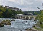 - Am Rheinfall - Whrend man oben im Schloss Laufen die Ritterrstung holen kann, fhrt unten ein Thurbo Doppeleinheit GTW RABe 526 ber den Rheinfall in Richtung Winterthur.