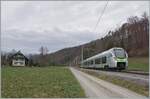 Der BLS RABe 528 104 ist bei Freiburghaus als S 2 15243 von Laupen BE nach Langnau i.E.