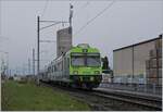 Der BLS Regionalzug 6562 bestehend aus dem ABt 971 (50 85 0835 971-1 CH-BLS) einem  Jumbo -Mittelwagen und dem RBDe 565 731 am Schluss verlässt Büren an der Aare.