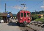 Der Bernina Bahn RhB ABe 4/4 I 35 statt als erste Blonay-Chamby Bahn Zug in Blonay zur Abfahrt bereit und wartet auf die Abfahrtszeit und mich, doch heute ist nicht der Museumsbahnhof mein Ziel.