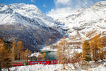   Der RhB ALLEGRA-Zweispannungstriebzug (RhB  ABe 8/12) 3508  Richard Coray  mit 2 angehangenen Personenwagen als Regio-Zug nach Tirano fährt am 04.11.2019 von Alp Grüm nun hinab in Richtung