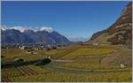 Viel Landschaft und etwas versteckt zwei Zge: Beim Schloss von Aigle ist TPC ASD BDe 4/4 402 als Regionalzug 435 von Plambuit nach Aigle unterwegs und im Hintergrund ist gerade noch der TPC AL BDeh