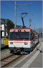 Der schon etwas ausgebleichte Be 4/4 N° 8 der MIB wartet in Meiringen auf die Abfahrt nach Innertkirchen.