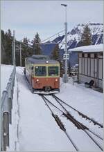 Der BLM Be 4/4 N° 21 bei der Einfahrt in Mürren.