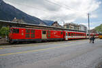 Der Deh 4/4 II - 96  Münster   der Matterhorn-Gotthard-Bahn (MGB), ex FO 96  Münster   (Furka-Oberalp-Bahn), am 25.05.2023 mit einen Regionalzug von Andermatt nach Visp im Bahnhof (Vorplatz)