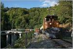 1968-2018 - 50 Jahre Blonay-Chamby Bahn Museumsbahnbetrieb: Die RhB Gastlok Ge 4/4 182 mit dem etwas versteckt zu sehenden MOB FZe 6/6 2002 und einem langen Reise-Zug bei  Vers Chez Robert .