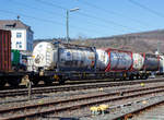 Vierachsiger Drehgestell-Taschenwagen T 4 für den Transport von Sattelaufliegern 33 85 4506 213-9 CH-HUPAC der Gattung Sdgnss (T 4.0) der Hupac Intermodal SA, am 24.03.2021 im Zugverband bei der