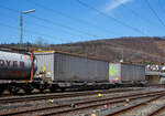 Sechsachsiger Gelenk-Taschenwagen (Doppeltaschenwagen in Gelenkbauart) der Hupac Intermodal SA, 33 85 4956 697-8 CH-HUPAC, der Gattung Sdggmrss am 29.03.2021 im Zugverband bei einer Zugdurchfahrt in