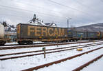 Vierachsiger Drehgestell-Taschenwagen für den Transport von Sattelaufliegern und Container 83 85 4754 563-5 CH-HUPAC der Gattung Sdkmms der HUPAC Intermodal SA, im Zugverband am 21.01.2023 bei