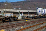 Vierachsiger Drehgestell-Containertragwagen der Gattung Sgnss, 33 85 4575 419-8 CH-HUPAC, der HUPAC Intermodal SA am 24.03.2021 leer im Zugverband bei der Durchfahrt in Niederschelden.