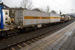 Vierachsiger Drehgestell-Containertragwagen der Gattung Sgnss, 33 85 4575 627-6 CH-HUPAC, der HUPAC Intermodal SA am 31.01.2023 im Zugverband bei der Durchfahrt in Kirchen (Sieg).